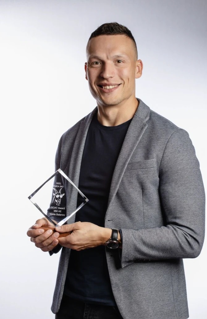 Nikita Balanov with the Deel EMEA GOAT Award